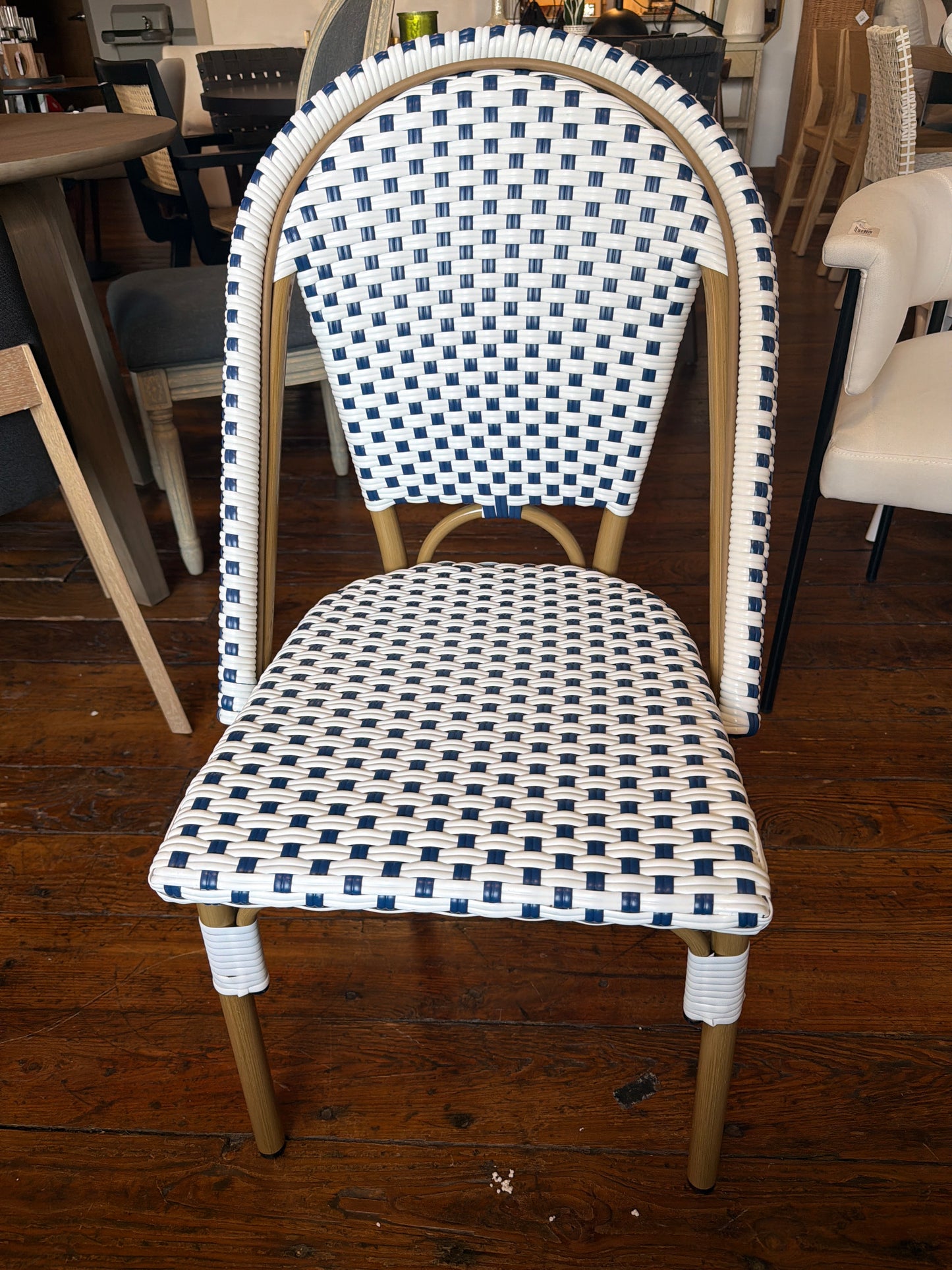 Blue & white outdoor bistro chair 🌴