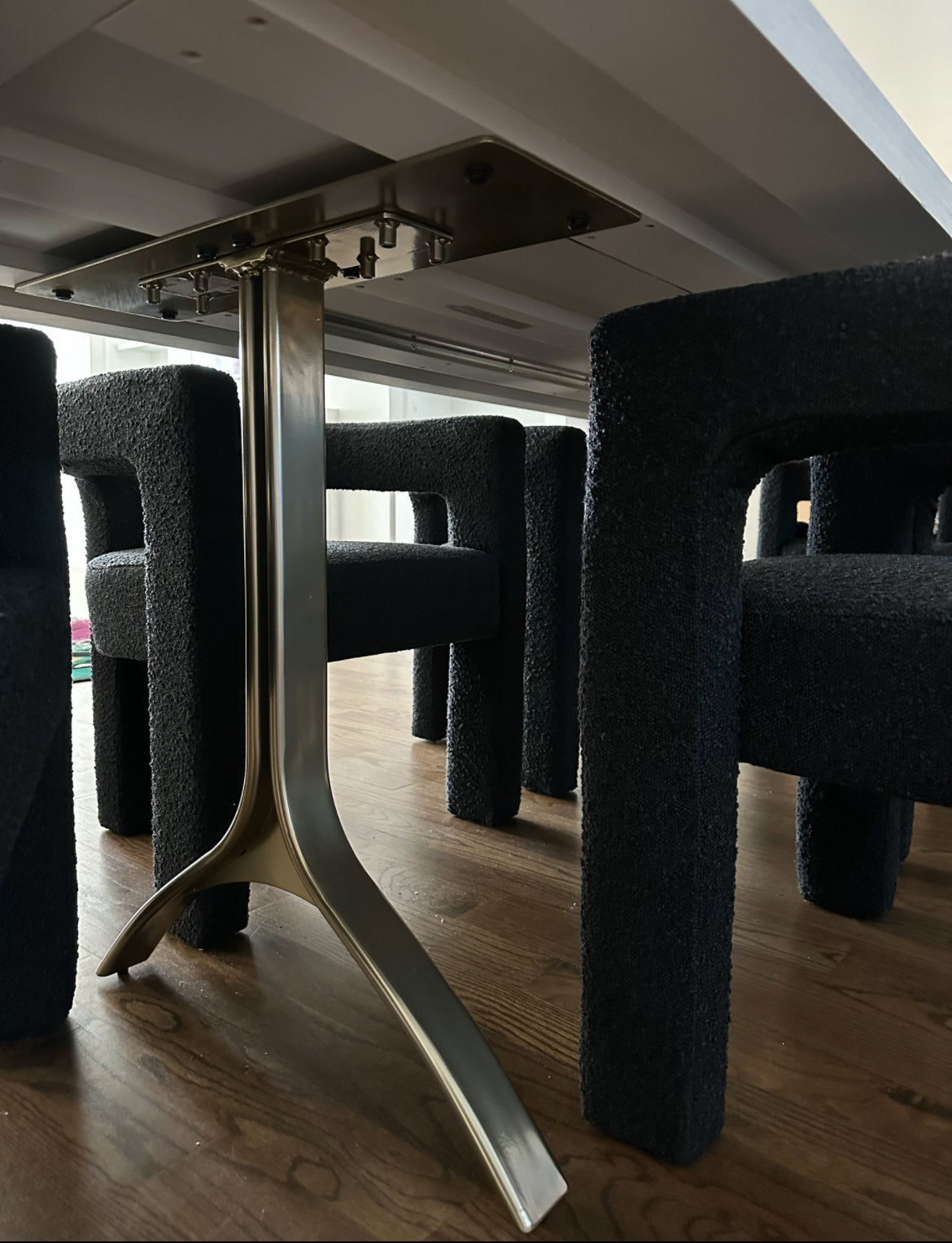 West Elm Avery Wishbone dining table in Winter Oak 🩶