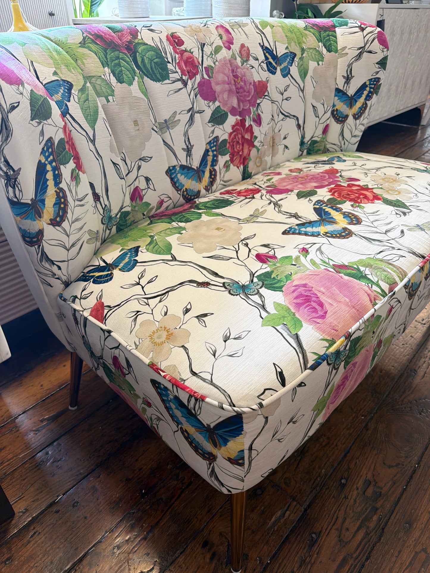 Adorable flower velvet loveseat w/ gold metal legs ✨