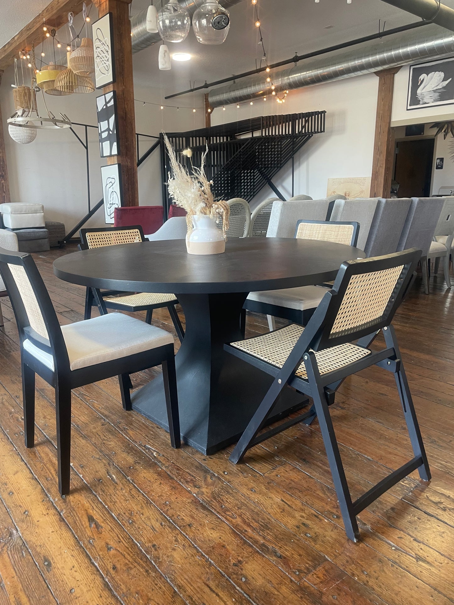 Black round pedestal dining table 🖤