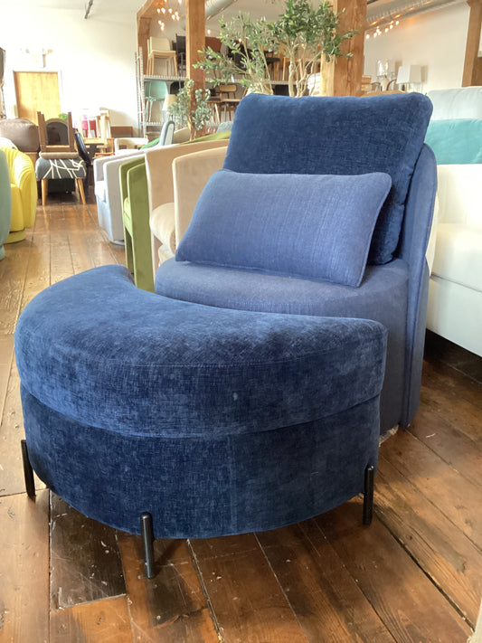 Blue swivel chair with ottoman & pillows 🧿