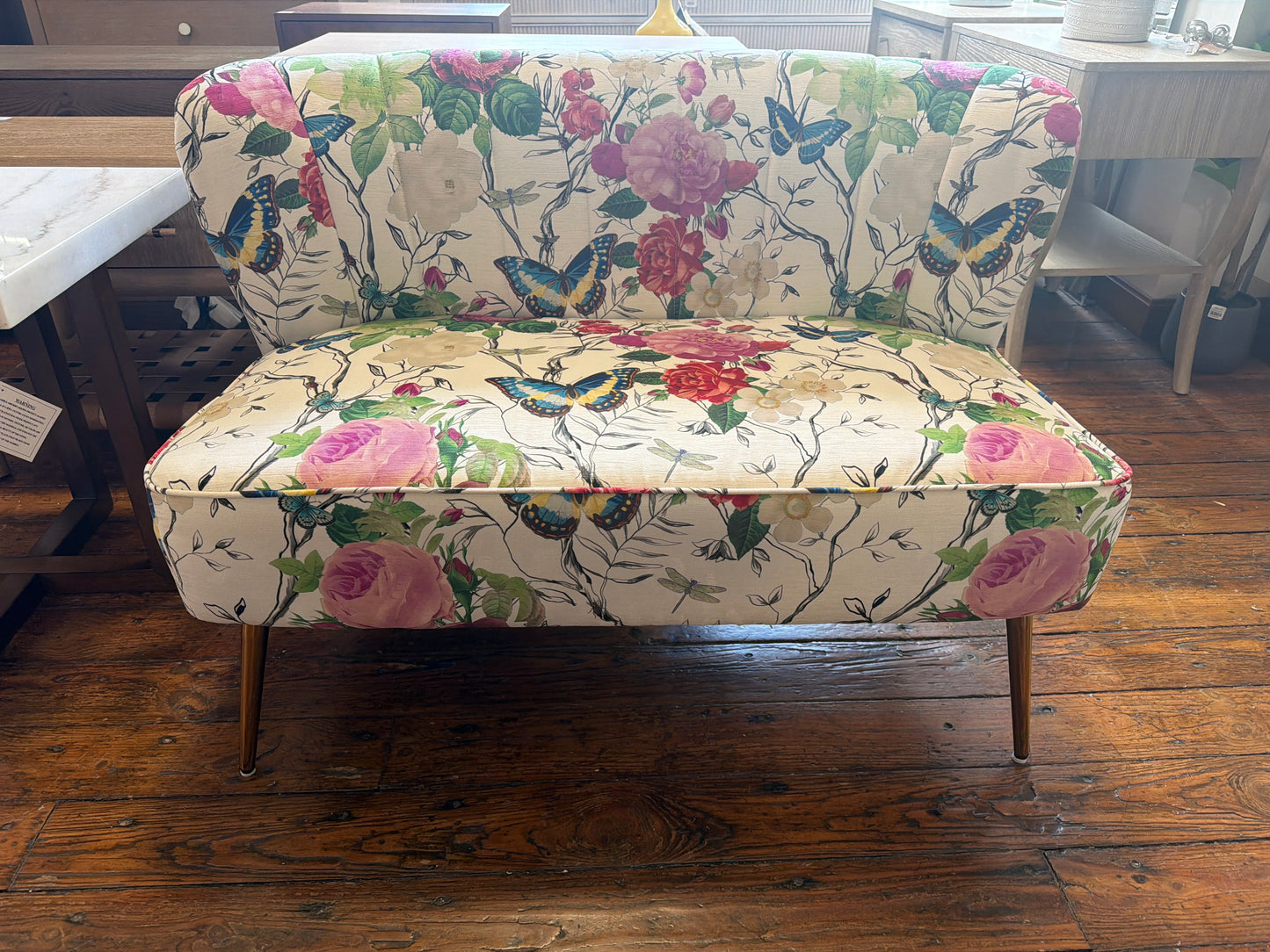 Adorable flower velvet loveseat w/ gold metal legs ✨
