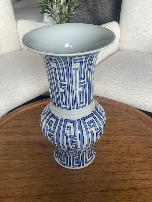 Stunning blue & white ceramic vase 🕊️