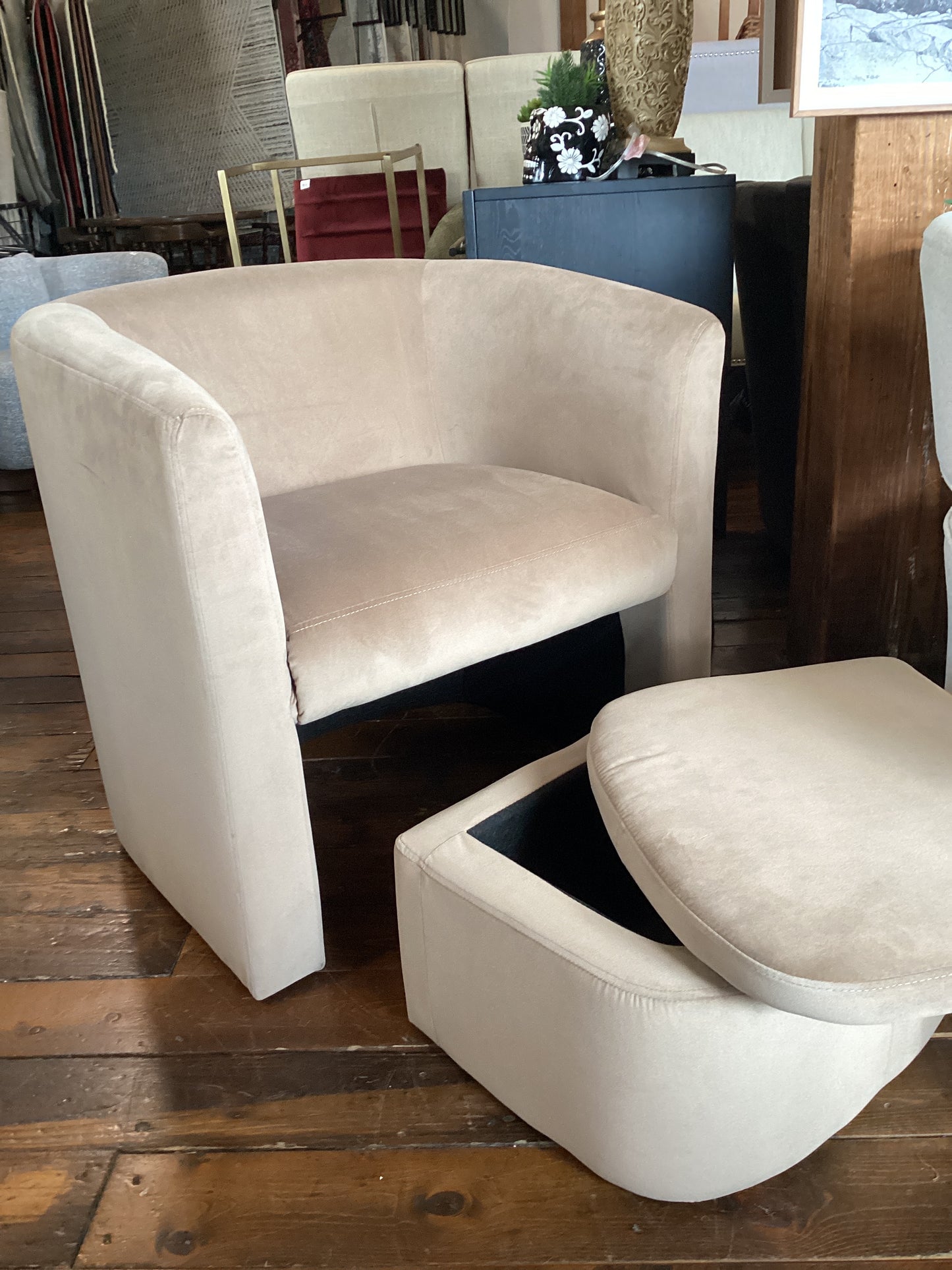Modern beige velvet chair w/ storage ottoman 🌼