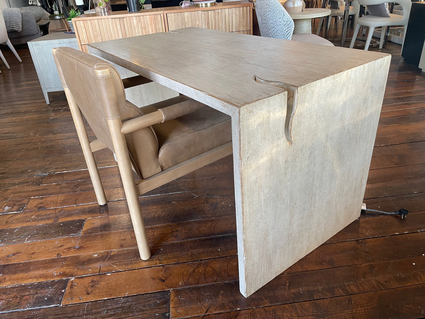 Reclaimed pine wood desk in a light warm wash finish 📖