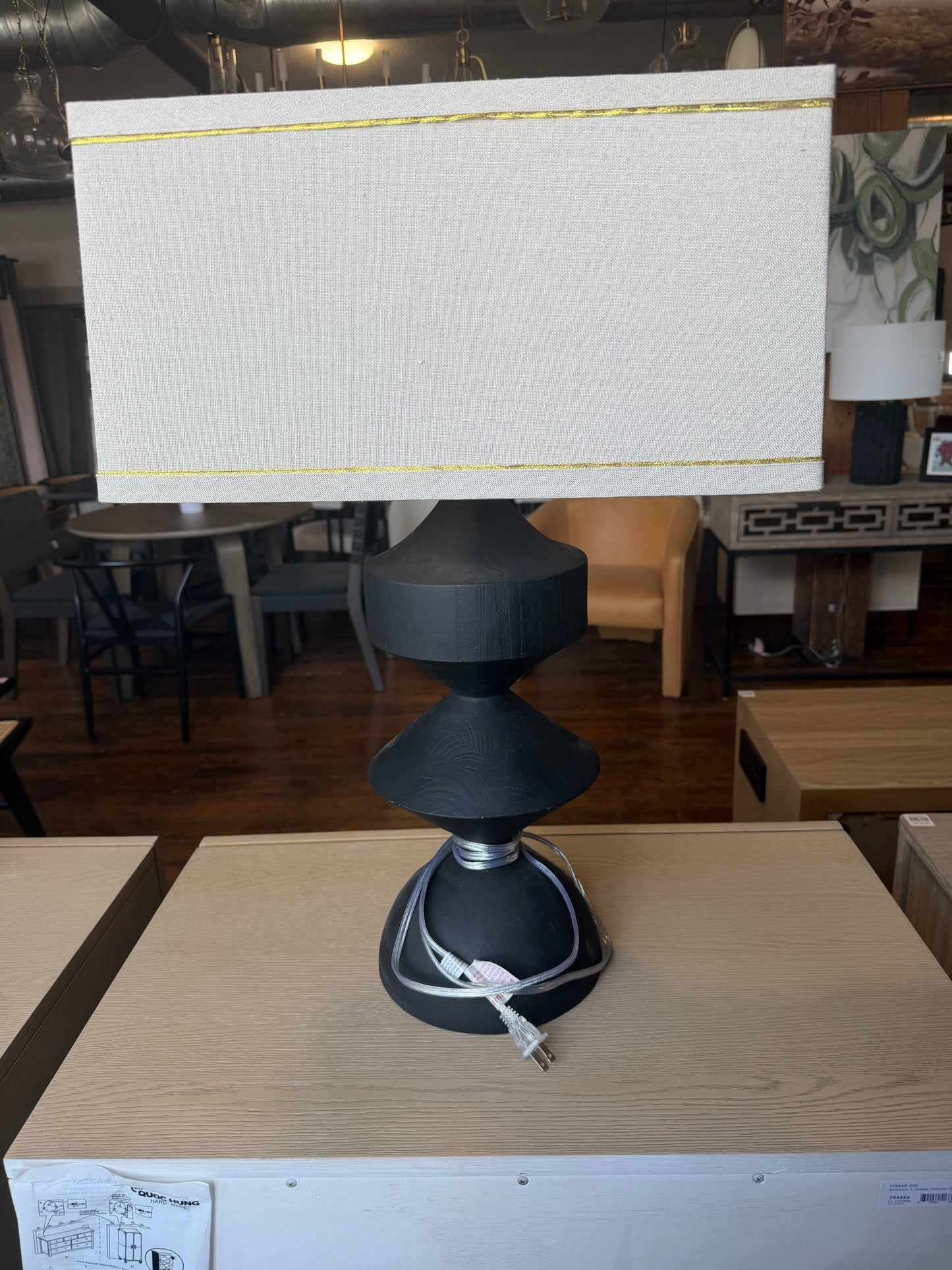 Black resin geometric table lamp 🖤