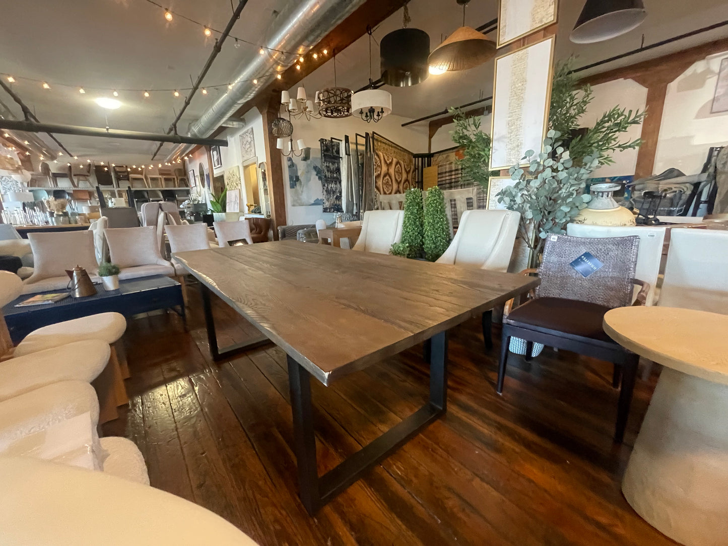 Brown live edge wood dining table w/ black metal legs 🍽️