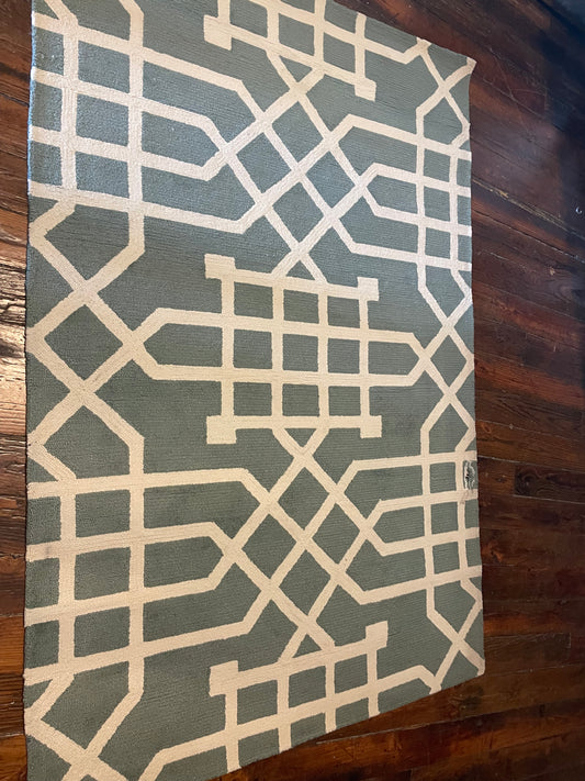 5x8 green & white abstract rug (small hole) 🤍