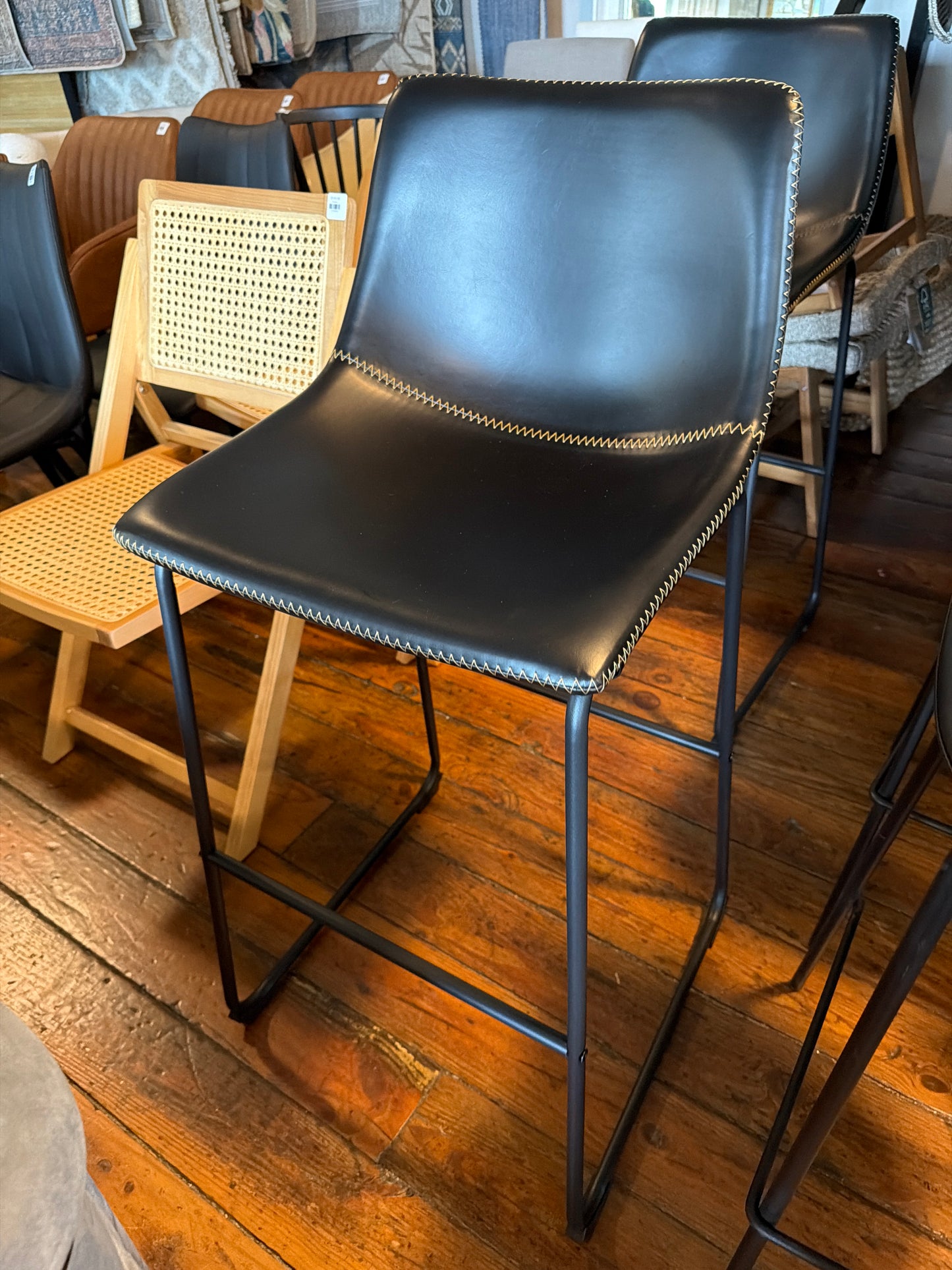Soft vegan leather black barstool w/ stitching 🥂