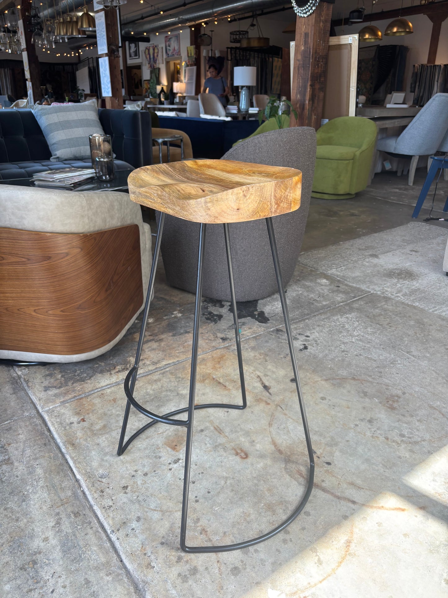 Natural wood barheight barstool w/ iron black legs 🌻