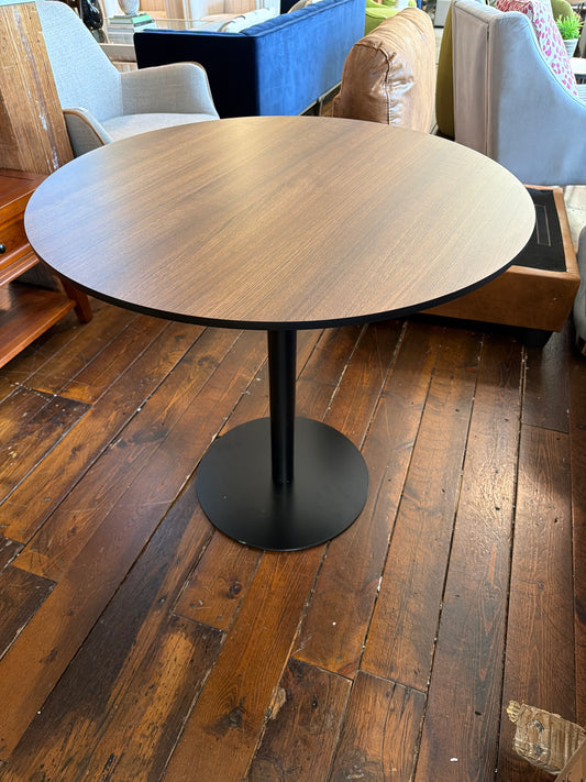 30” dining table w/ brown top & black base 🛎️