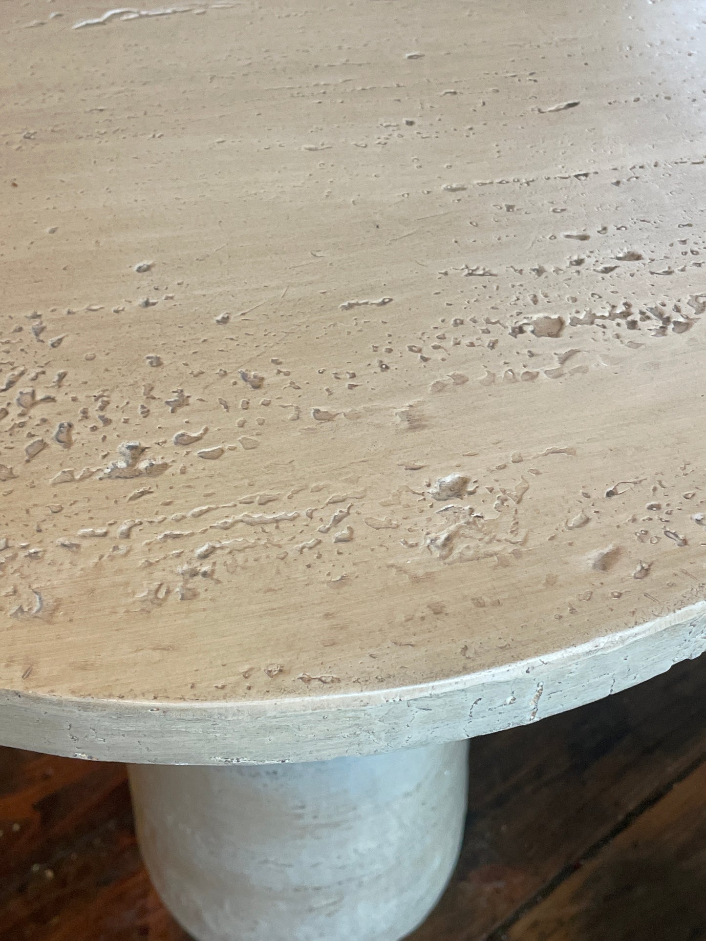 Beige concrete round end table ☕