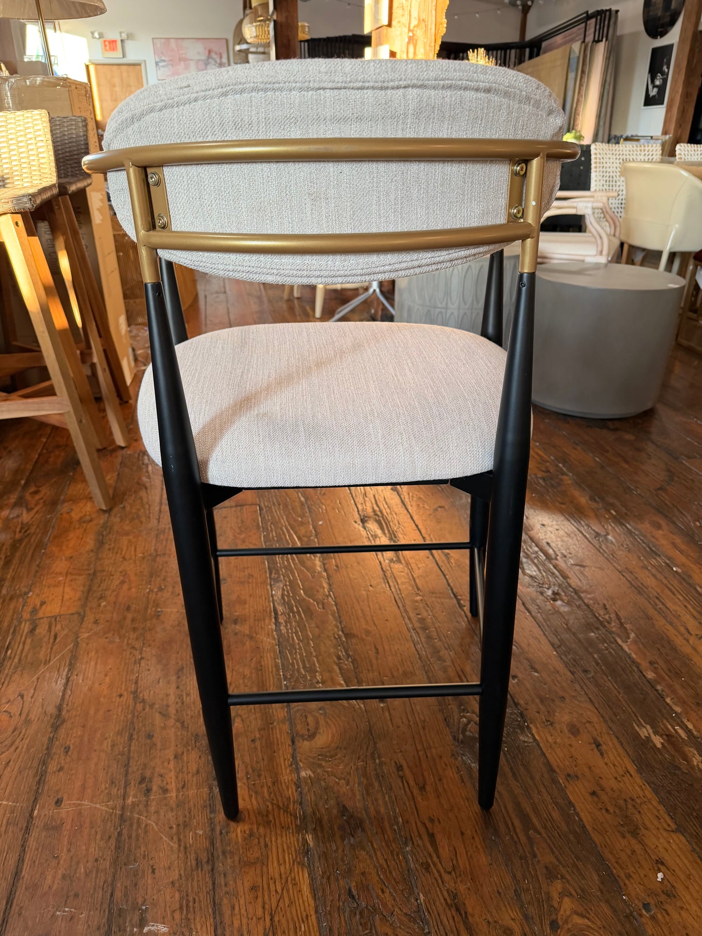 Upholstered counterheight barstool w/ black & gold frame 🥂