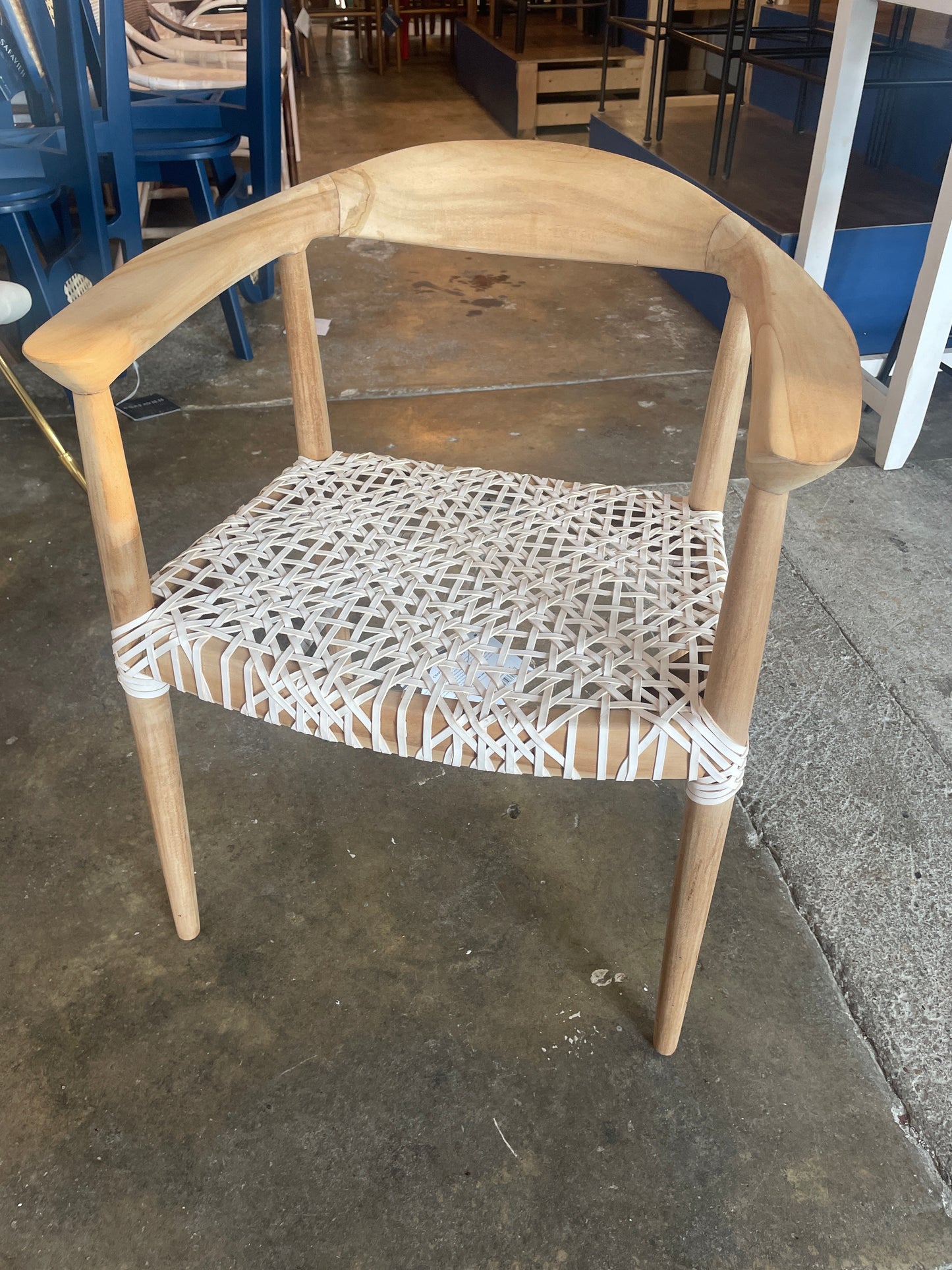 Light oak wood armchair w/ white woven seat 🪴