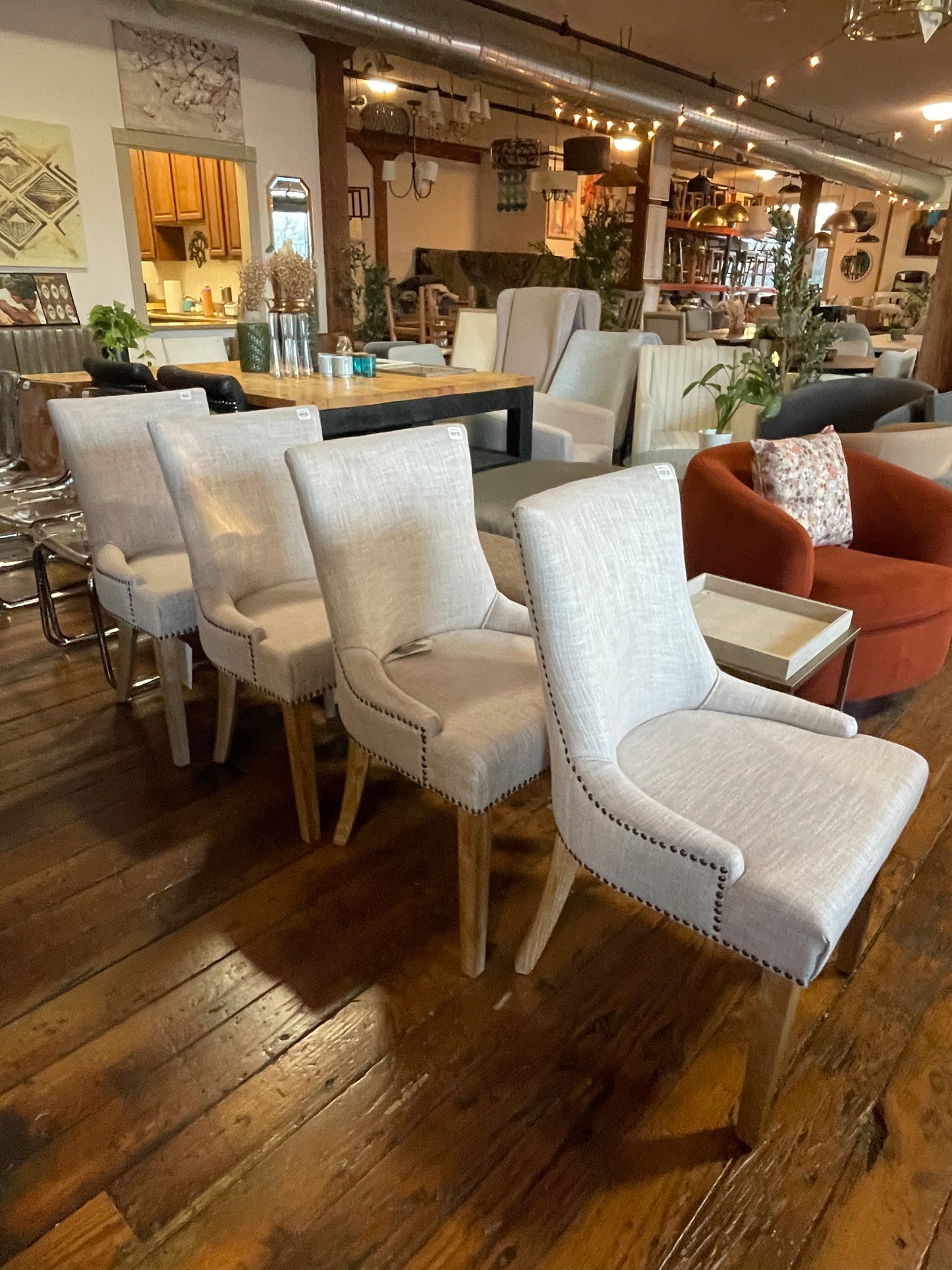 Grey linen dining chair w/ nailhead trim 🩶