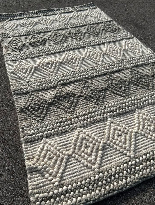 3x5 ivory & grey textured rug 🩶
