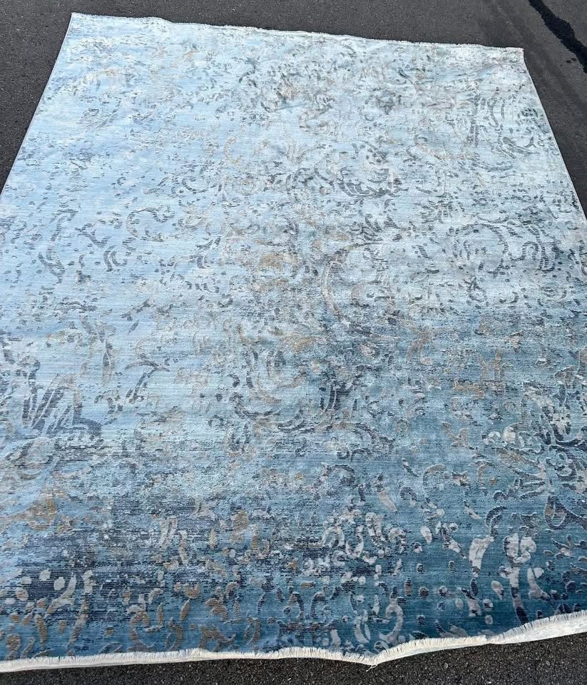 8x10 soft blue & ivory rug w/ fringe 😍