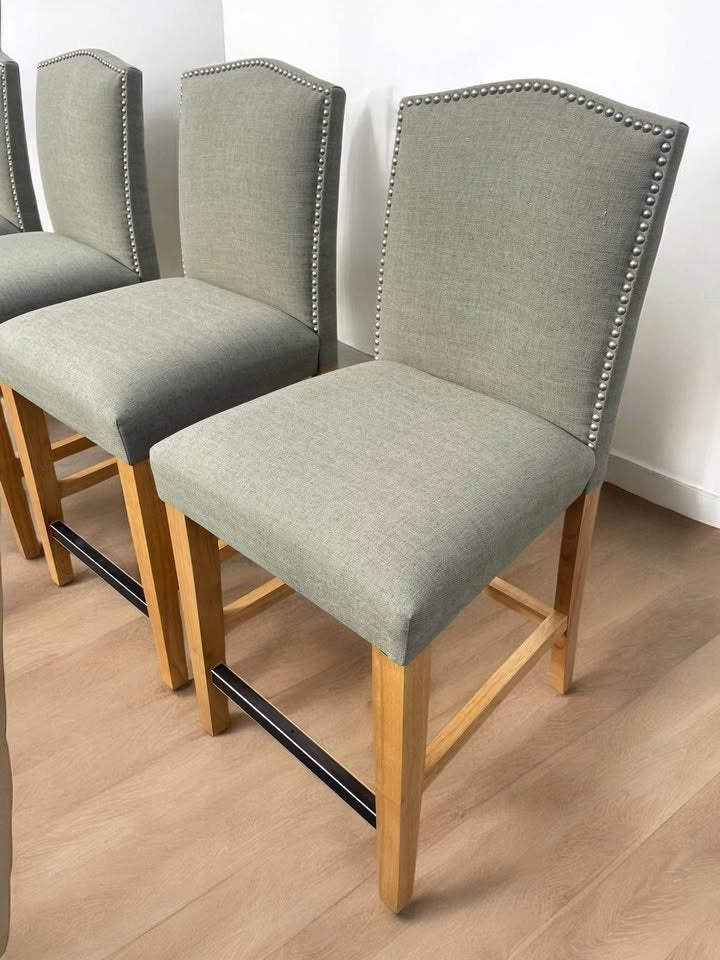 6 green tufted counterheight barstools 🥂