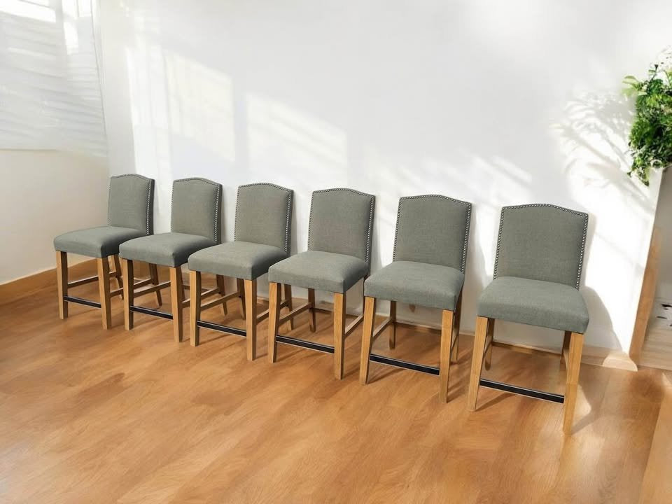 6 green tufted counterheight barstools 🥂