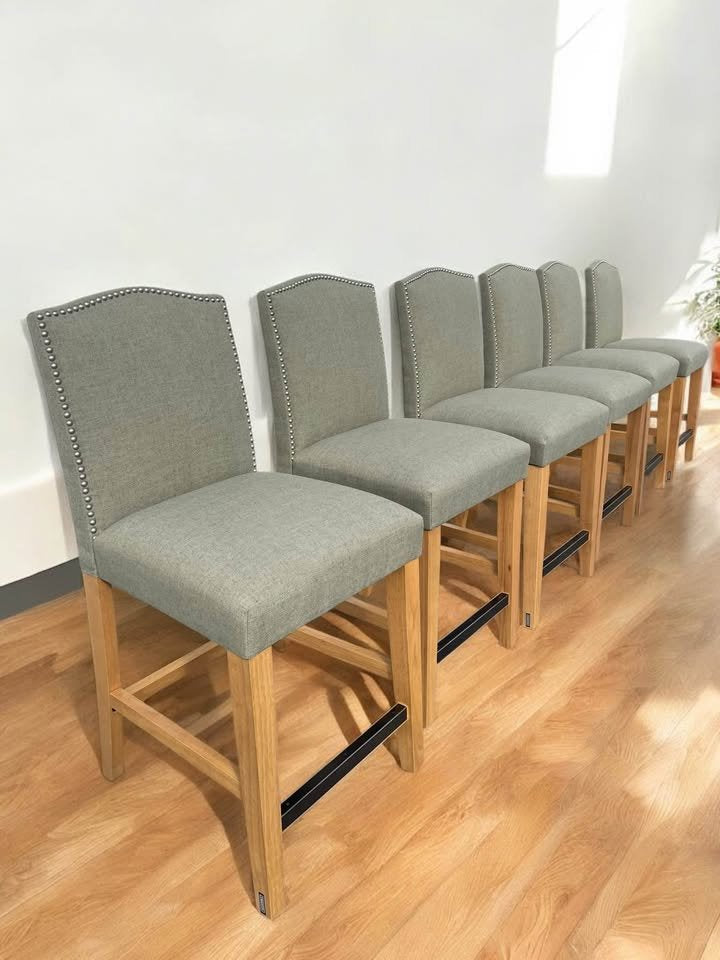 6 green tufted counterheight barstools 🥂