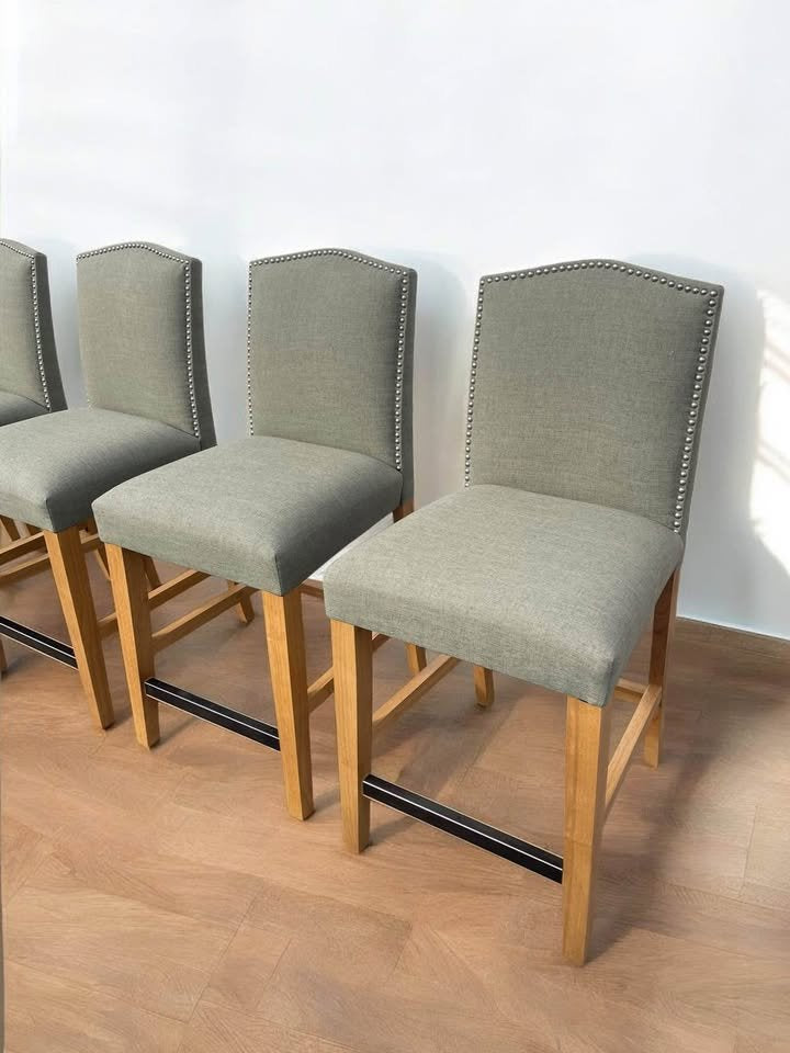 6 green tufted counterheight barstools 🥂