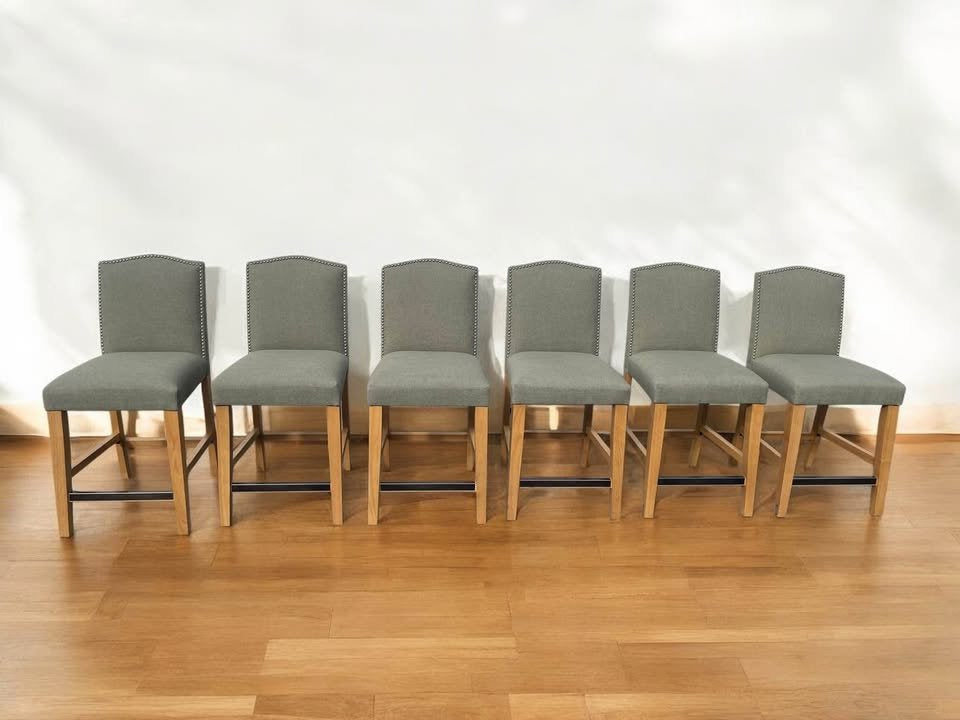 6 green tufted counterheight barstools 🥂