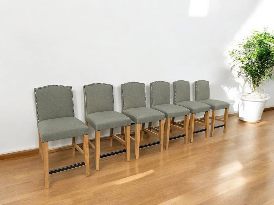 6 green tufted counterheight barstools 🥂