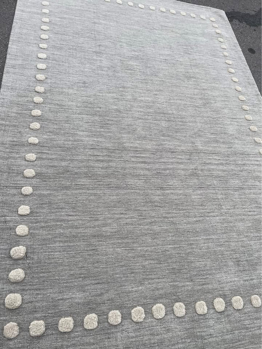 6x9 soft grey wool rug w/ polka dot border ⚪️