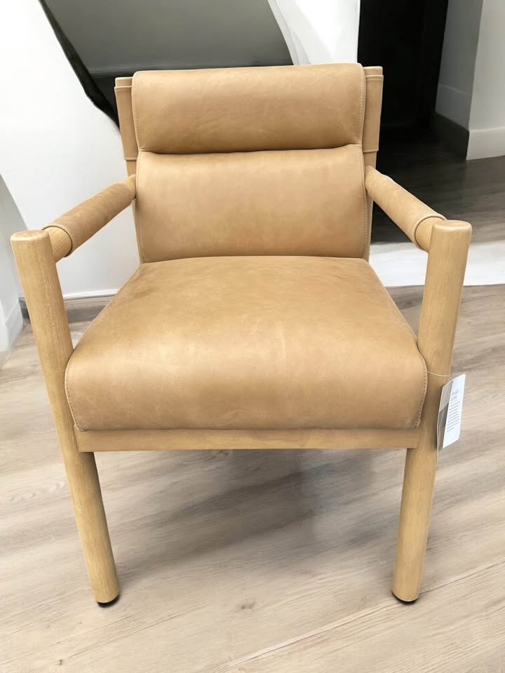 Four Hands brown leather armchair ☕️