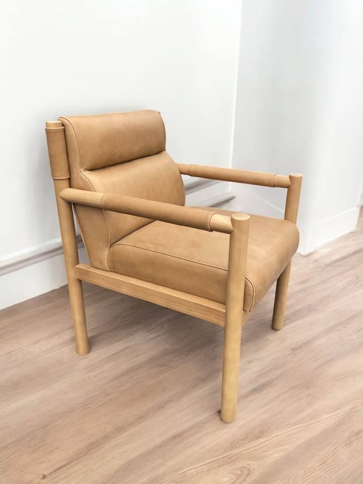 Four Hands brown leather armchair ☕️