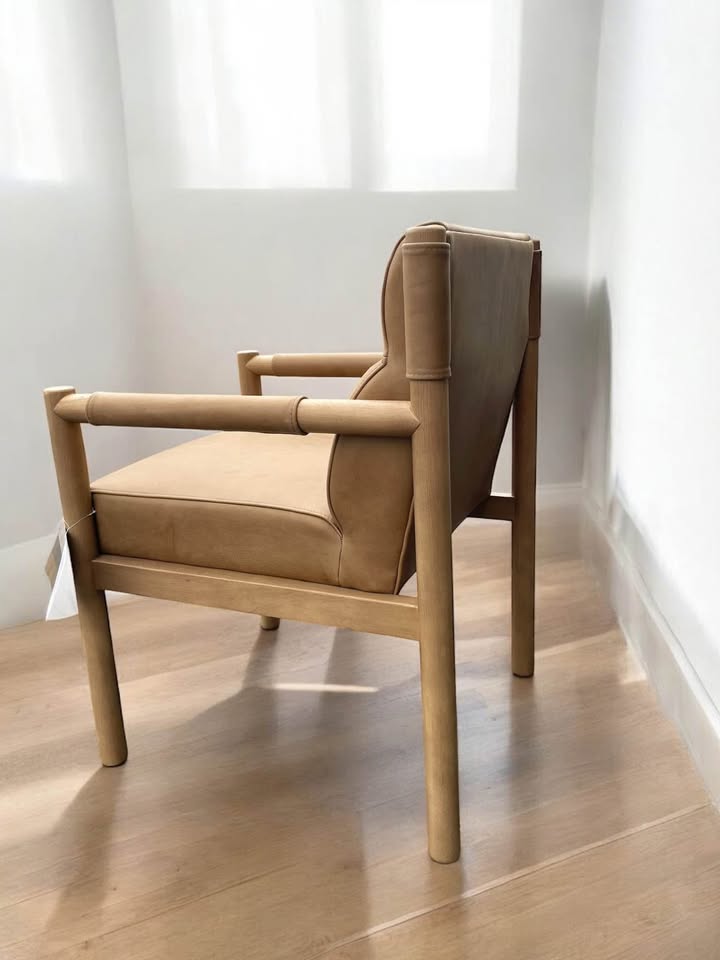 Four Hands brown leather armchair ☕️
