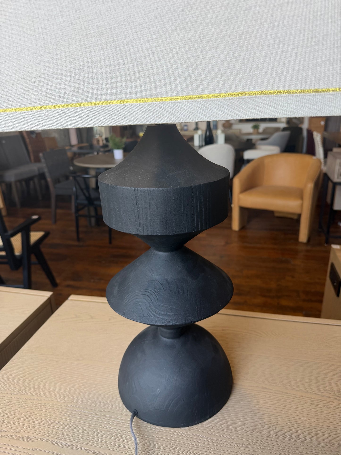 Black resin geometric table lamp 🖤