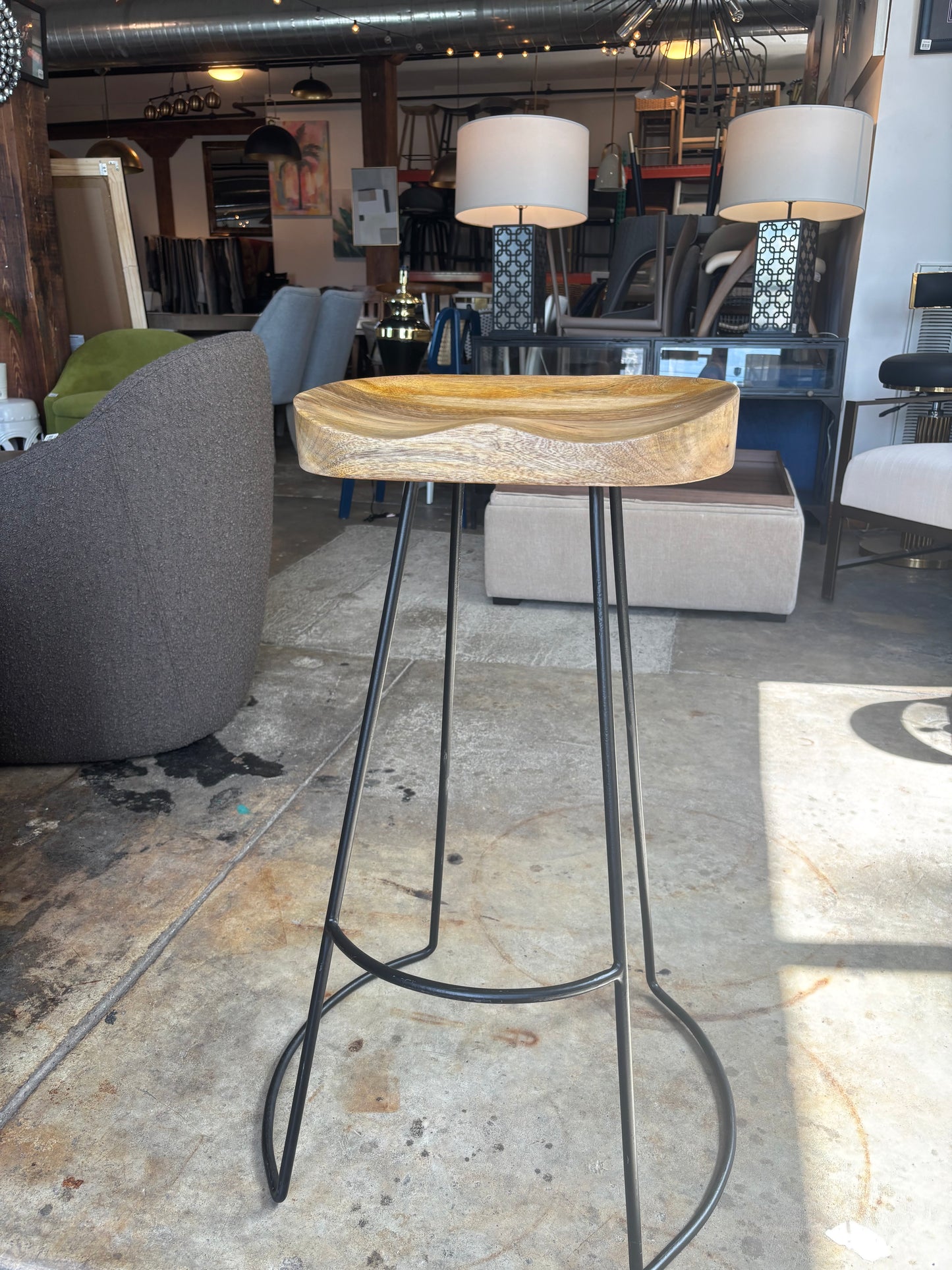 Natural wood barheight barstool w/ iron black legs 🌻