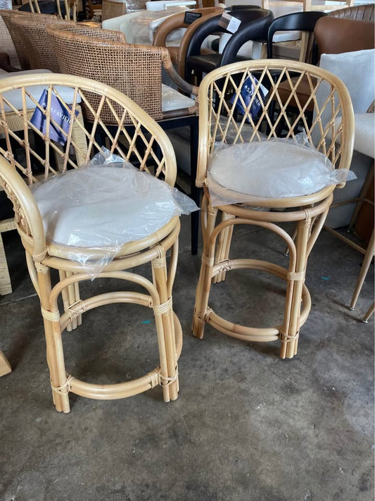 Swivel rattan wicker barstool 🥂