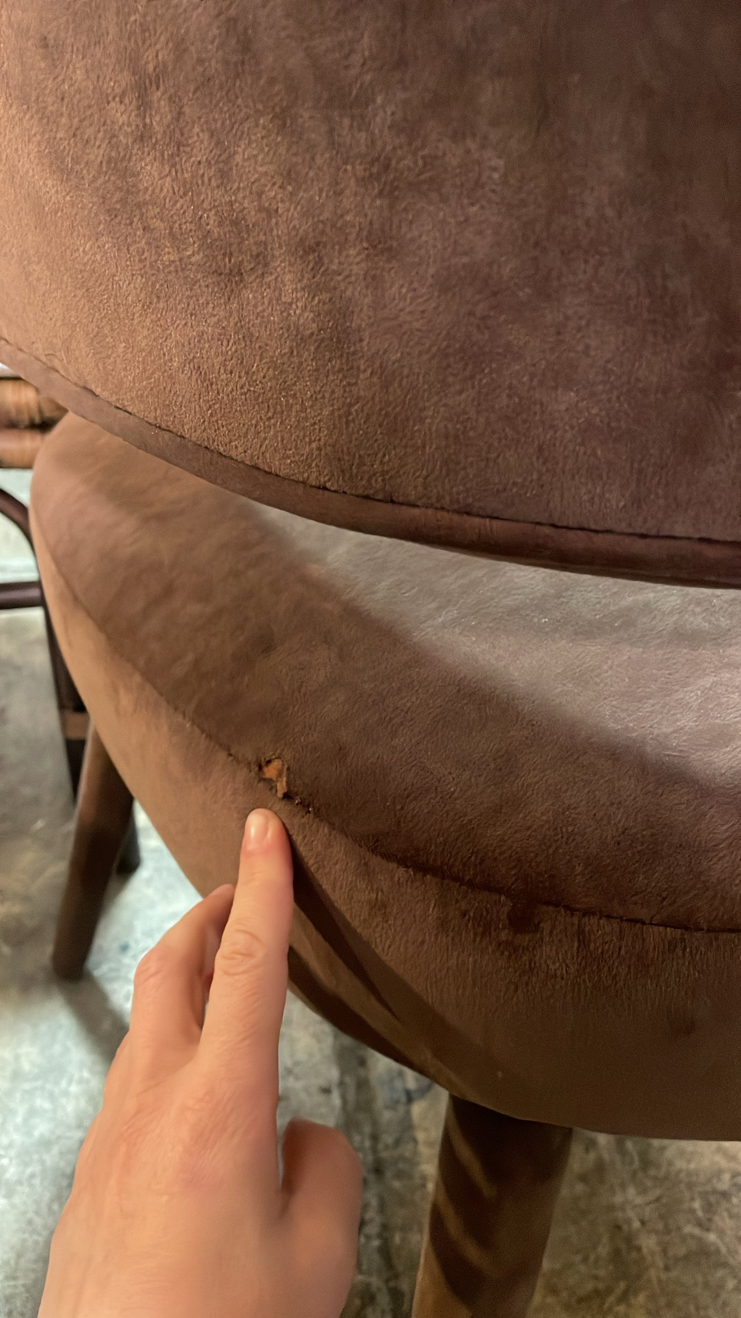 Modern brown velvet accent chair 🤎