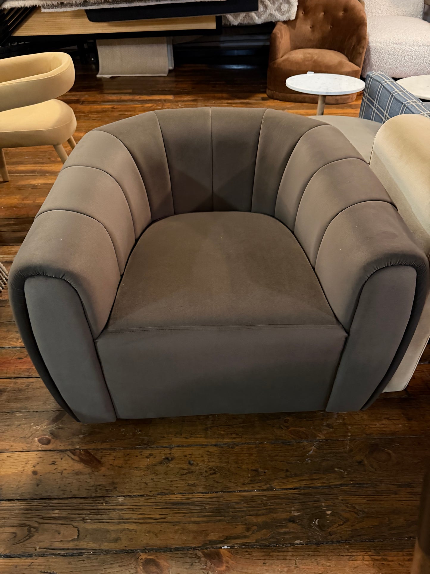 Brown velvet tufted swivel chair ☕️