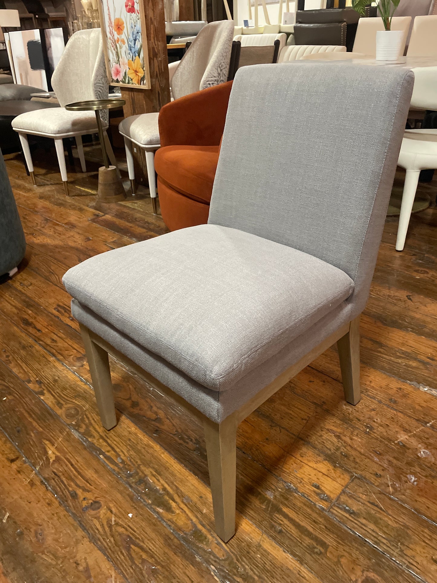 Grey upholstered accent chair 🦢