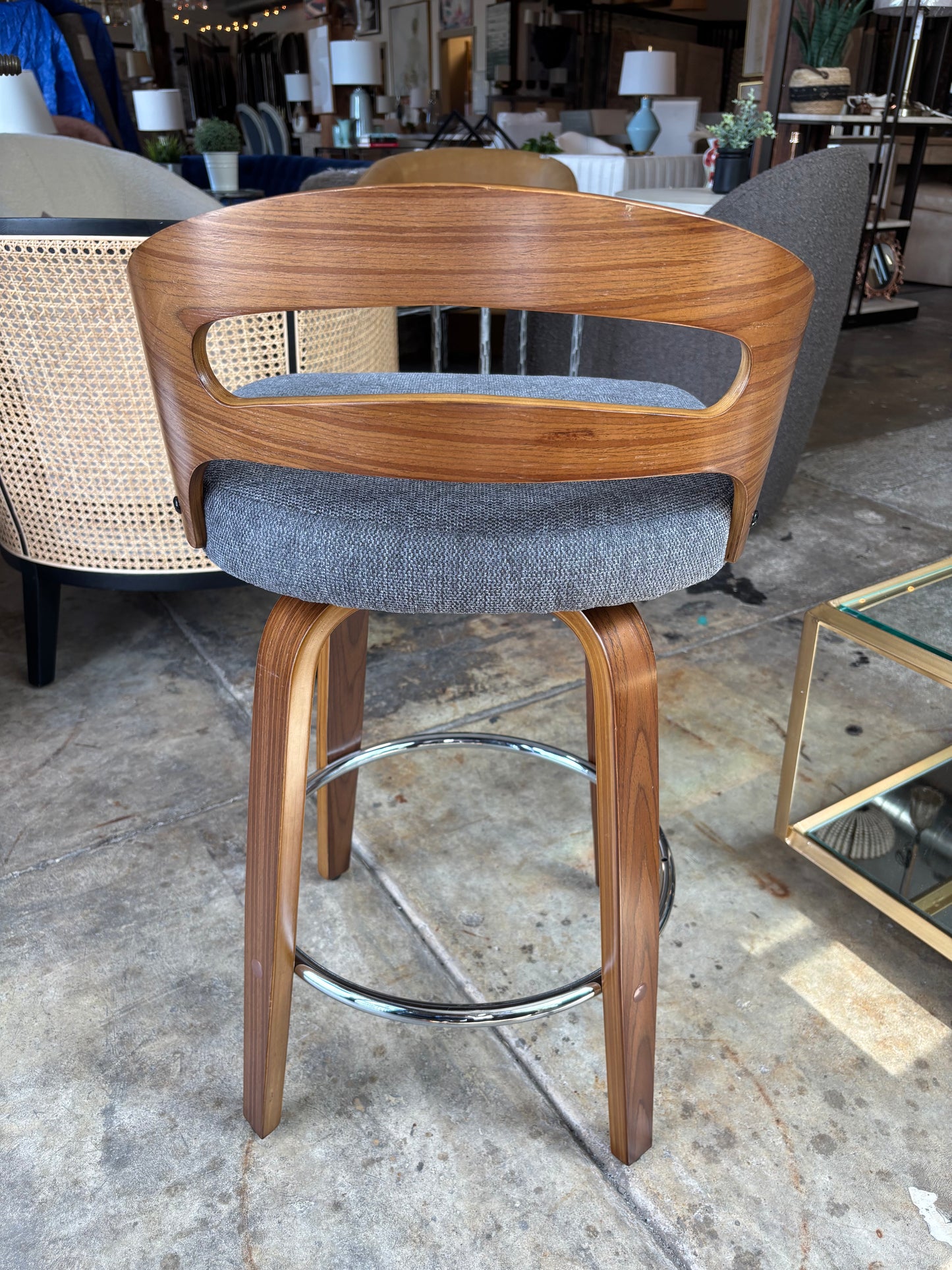 Brown wood MCM swivel counterheight barstool w/ grey linen seat 🤎