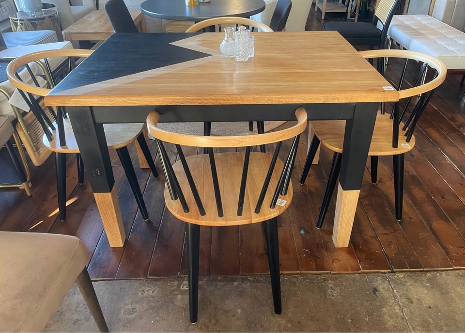 Solid natural wood table w/ black design 🖤