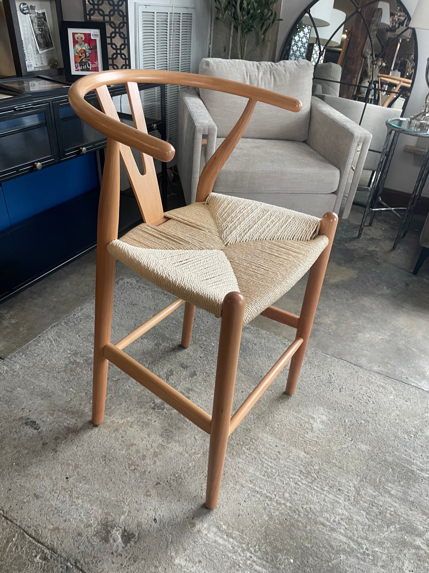 Natural brown wood & woven wishbone counterheight barstool 🥂