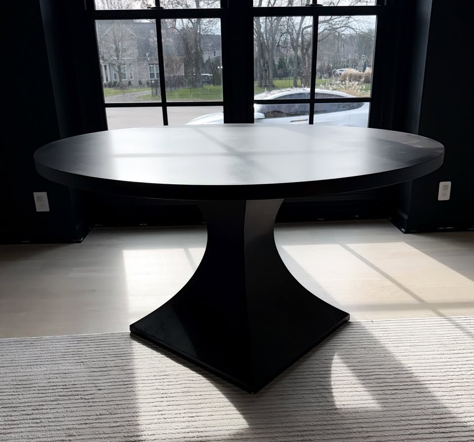 Black round pedestal dining table 🖤
