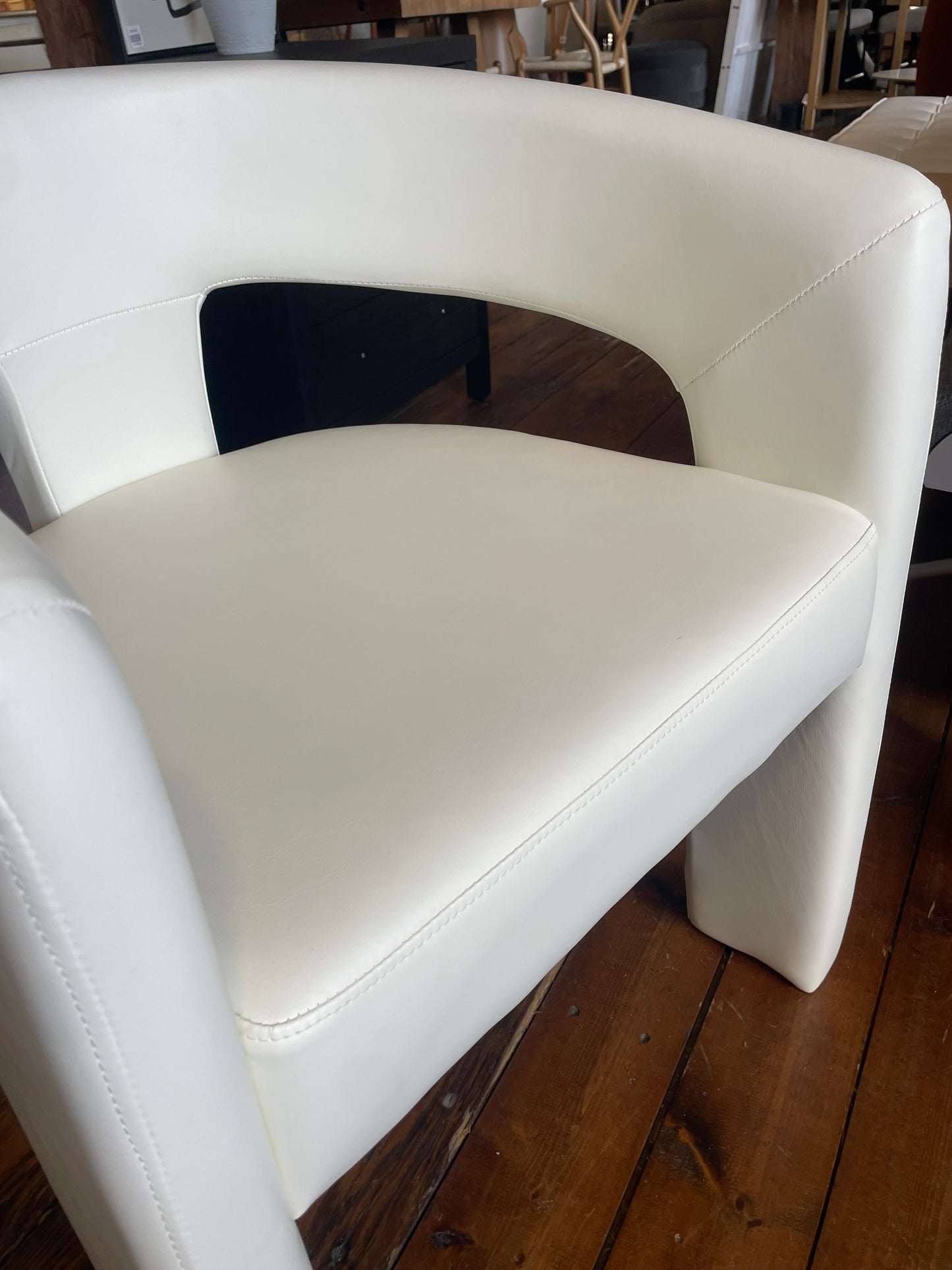 Upholstered white vegan leather barrel chair ☕