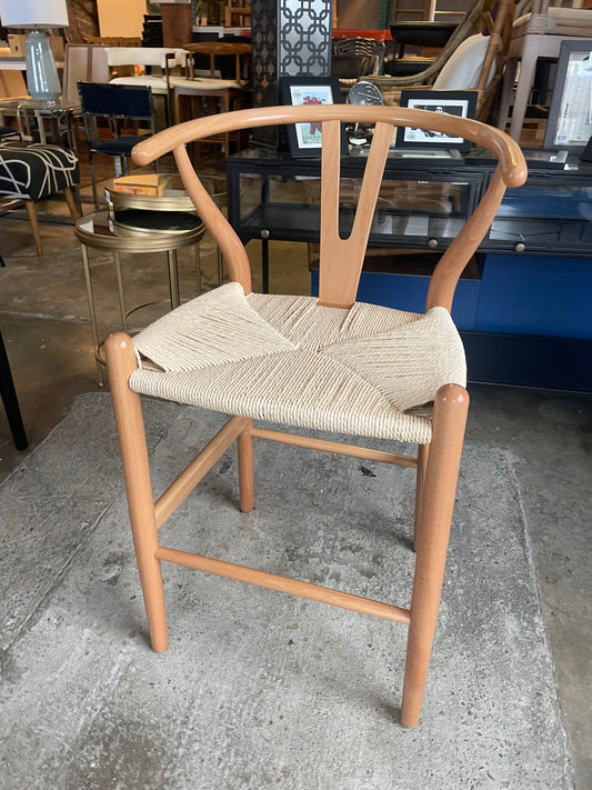 Natural brown wood & woven wishbone counterheight barstool 🥂