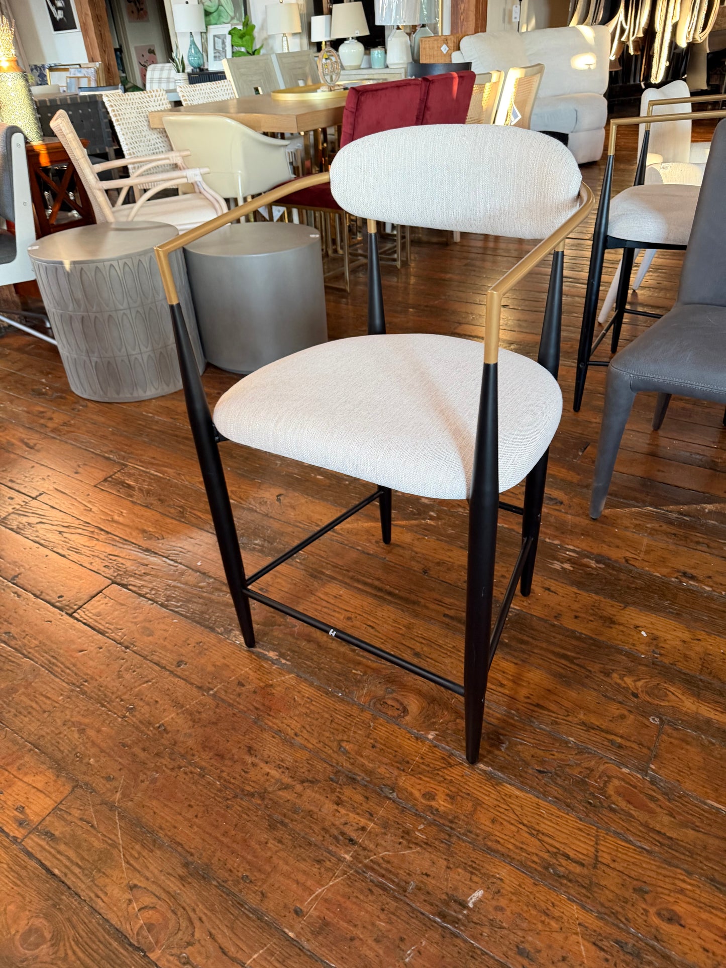 Upholstered counterheight barstool w/ black & gold frame 🥂