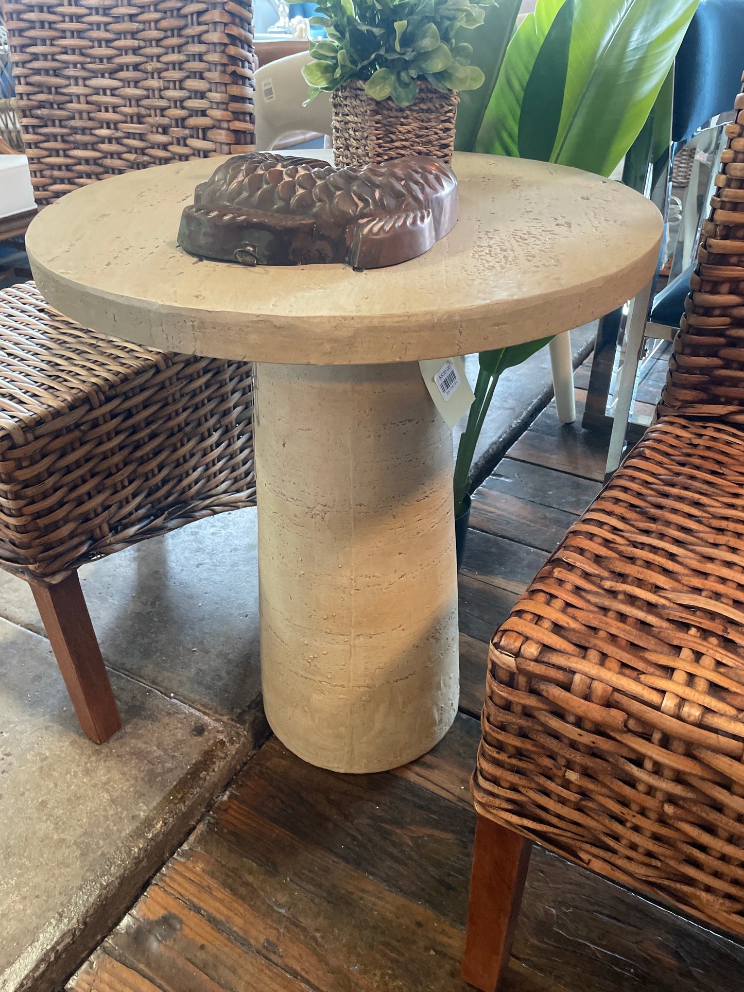 Beige concrete round end table ☕
