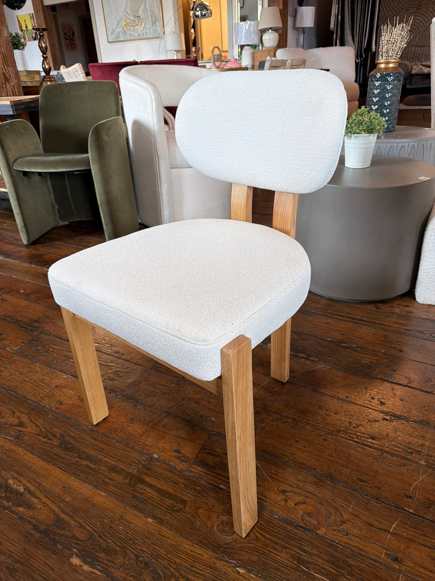 2 white boucle & solid wood dining chairs 🪑