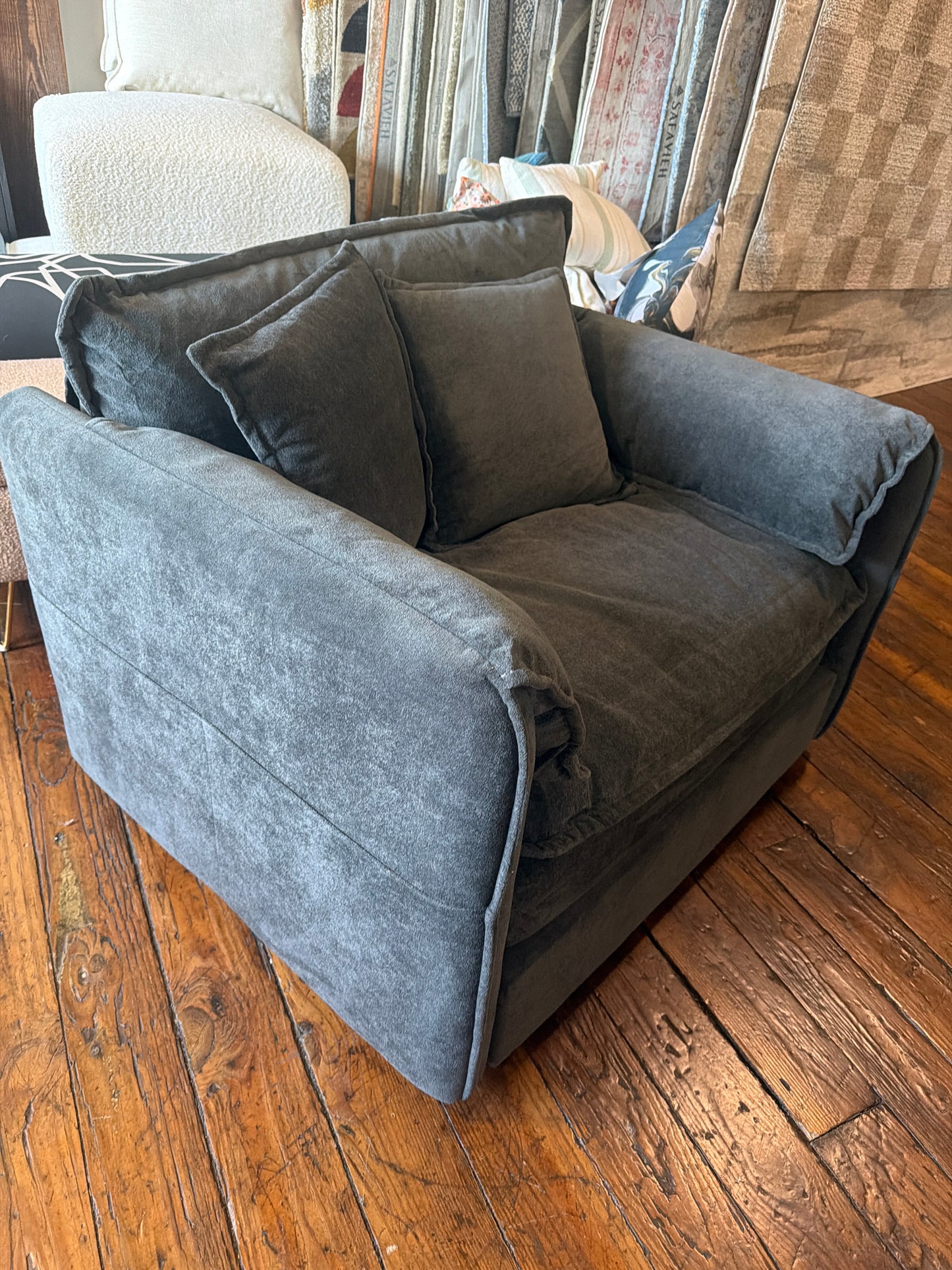 Oversized soft chenille grey chair 🩶