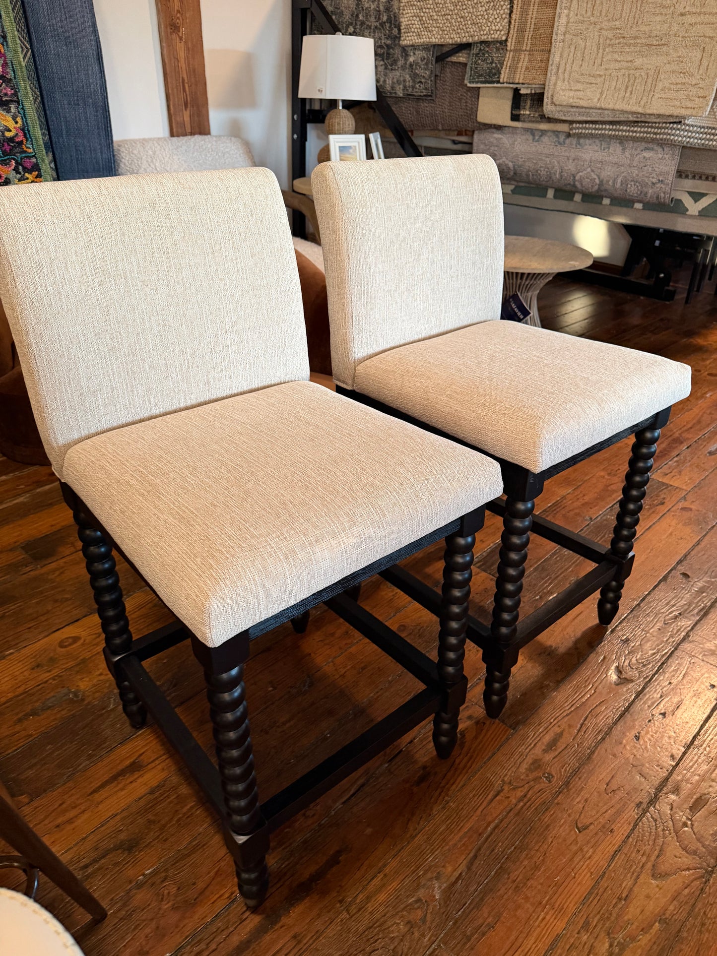 Upholstered linen barstool w/ black turned leg 🥂🖤