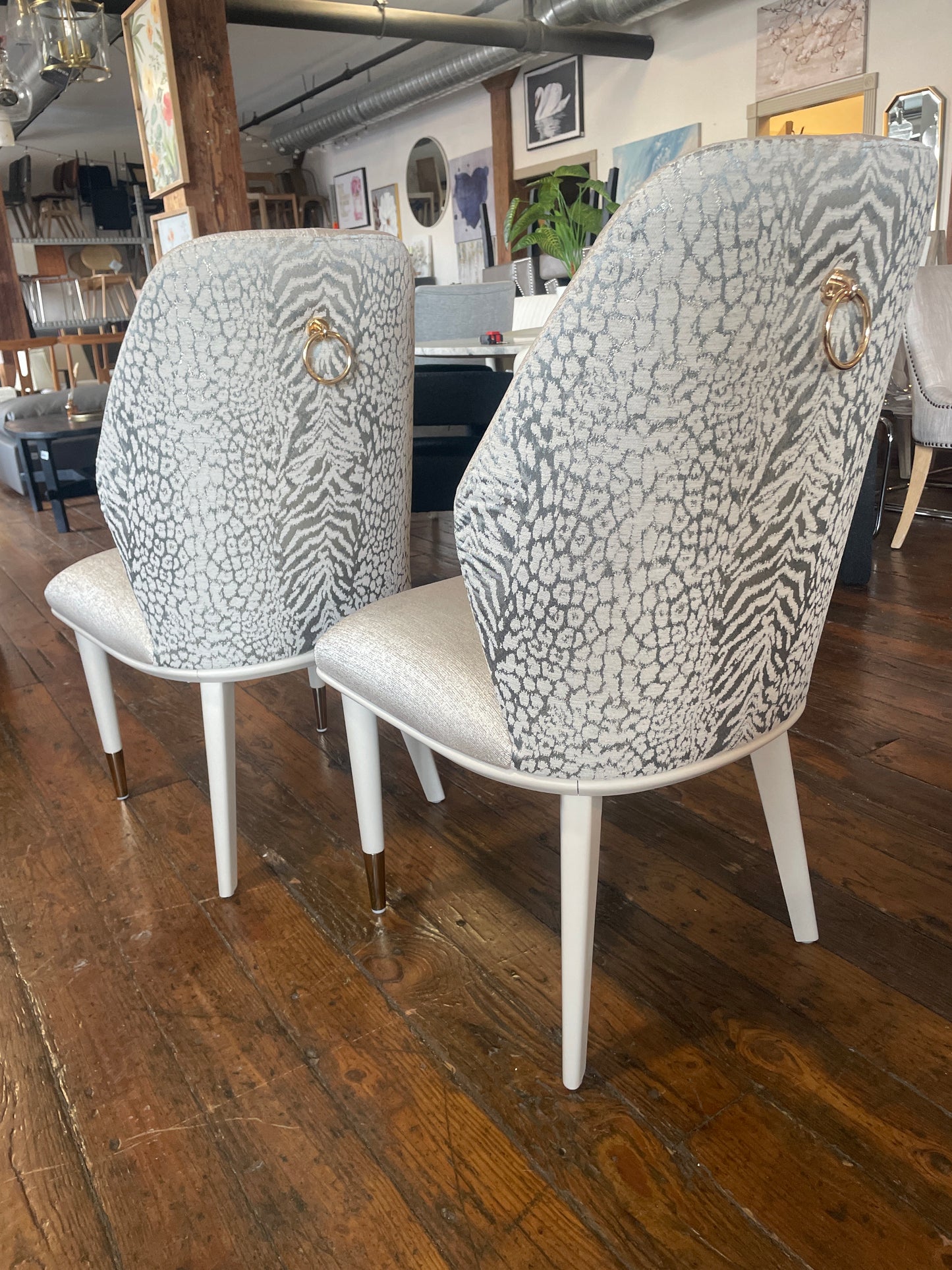 Unique silver sparkly chair w/ animal print back & brass gold handle w/ gold feet 🤍🩶