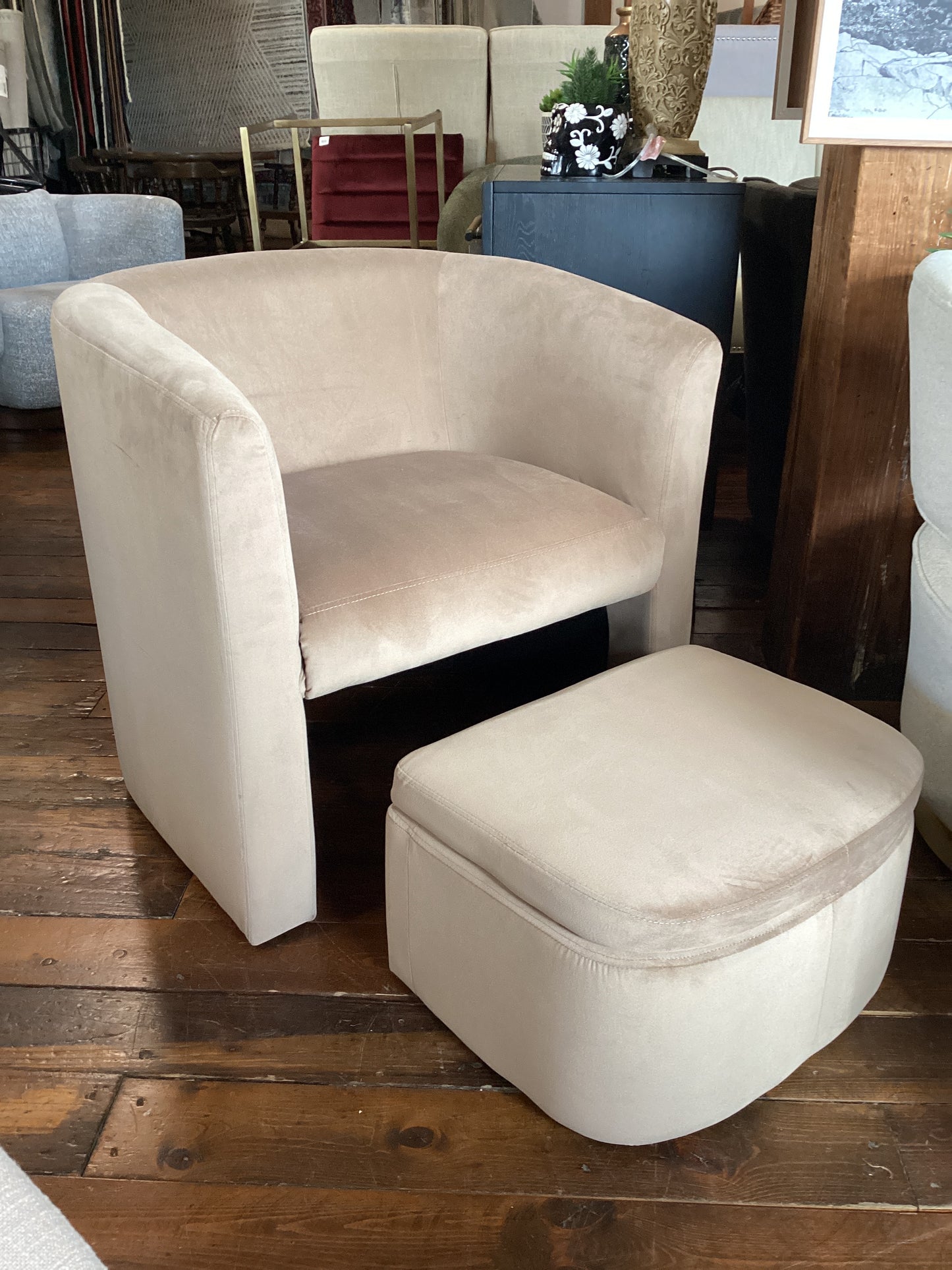 Modern beige velvet chair w/ storage ottoman 🌼